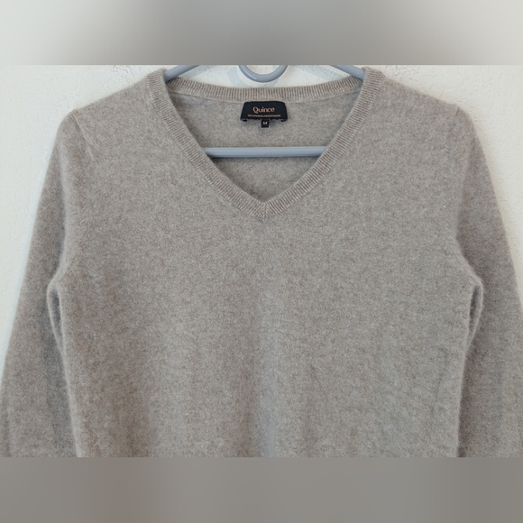 Quince Oatmeal Beige 100% Mongolian Cashmere V-Neck Sweater Classic Staple - Picture 6 of 9